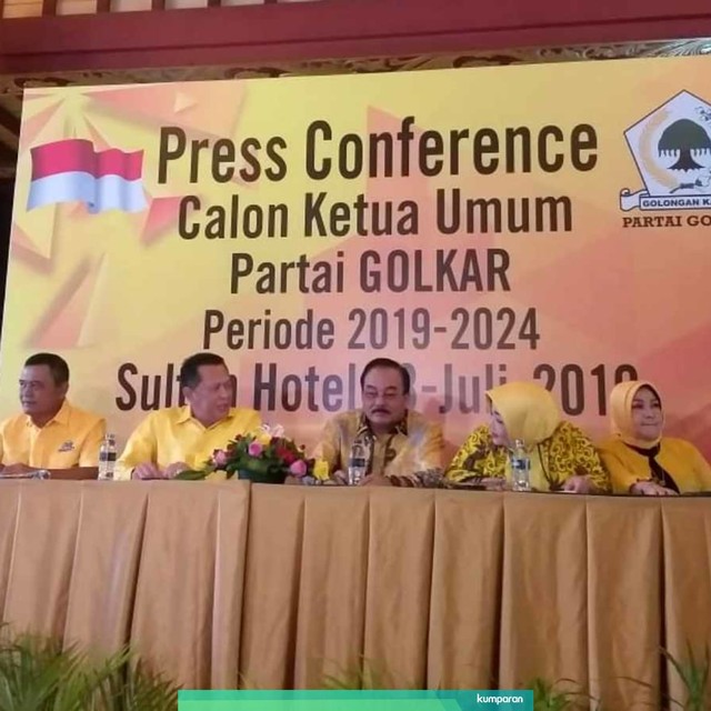 Bamsoet (ketiga kiri) saat hadir di konferensi pers caketum Golkar di Hotel Sultan, Kamis (18/7). Foto: Paulina Herasmaranindar/kumparan
