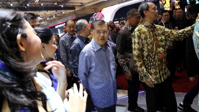 Wakil Presiden Jusuf Kalla (kanan) saat berkeliling di pameran GIIAS 2019, di International Convention Exhibition (ICE) BSD, Tangerang Selatan, Kamis (18/7). Foto: Aditia Noviansyah/kumparan