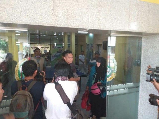 Polisi menggeledah kantor Dinas Pemuda dan Olahraga (Dispora) Sumatera Utara, Kamis (18/7).
