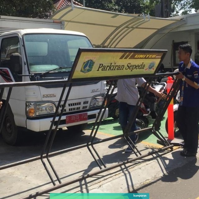 Petugas memindahkan parkiran sepeda, Balai Kota