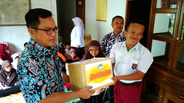 Kepala BKIPM Padang Rudi Barmara menyerahkan bantuan berupa kebutuhan sekolah kepada anak-anak berkebutuhan khusus yang ada di Panti Asuhan Mutiara Budi, Padang Pariaman. (Foto: M. Hendra)