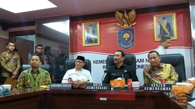 (kiri ke kanan) Wali Kota Tangerang Arief Wismansyah, Gubernur Banten Wahidin Halim, Sekejen Kemendagri Hadi Prabowo dan Sekjen Kemekumham Bambang Rantam Sariwanto. Foto: Fadjar Hadi/kumparan