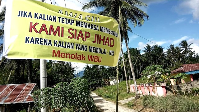 Baliho tanda penolakan warga atas pembangunan Bendungan Ulu. di Desa Owata, Kecamatan Bulango Ulu, Kabupaten Bone Bolango. Kamis, (18/7). Foto Rahmat Ali/banthayoid 