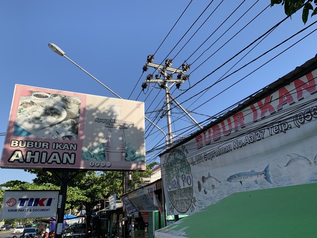 Salah satu plang di 'Gang Waru', rumah makan halal yang populer di Jalan WR Supratman.