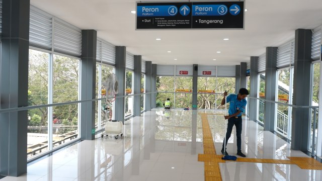 Jembatan penghubung di Stasiun KA Batu Ceper