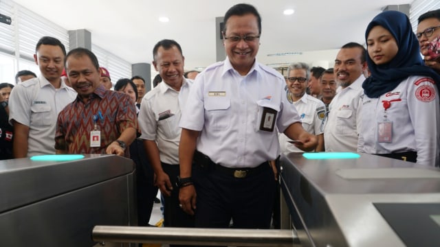 Jembatan penghubung di Stasiun KA Batu Ceper