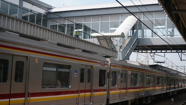 Jembatan penghubung di Stasiun KA Batu Ceper