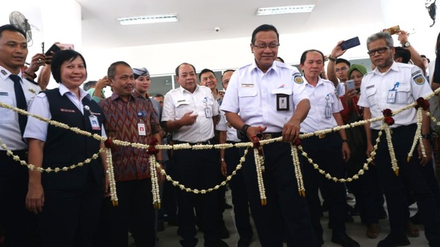 Jembatan penghubung di Stasiun KA Batu Ceper