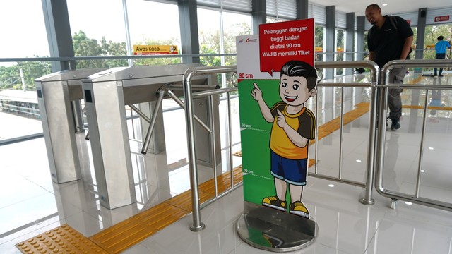 Jembatan penghubung di Stasiun KA Batu Ceper