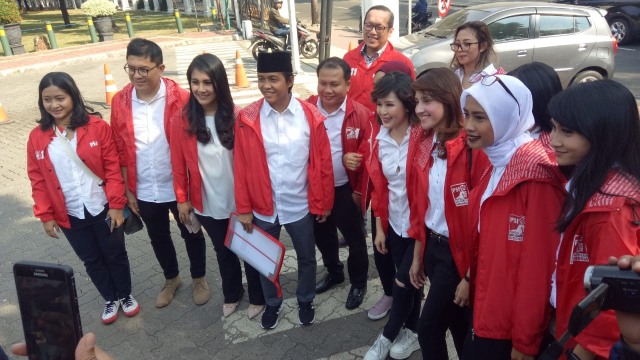 Rombongan Partai Solideritas Indonesia (PSI) tiba menggunakan ojek online di Istana Presiden, Kamis (18/7). Foto: Fahrian Saleh/kumparan