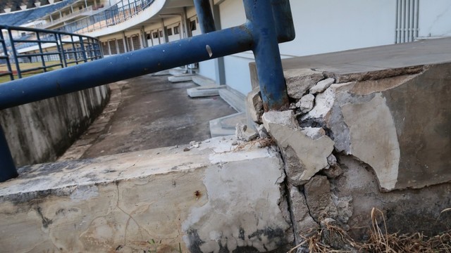 Kondisi banguan yang retak di Stadion Gelora Bandung Lautan Api, Bandung. Foto: Jamal Ramadhan/kumparan