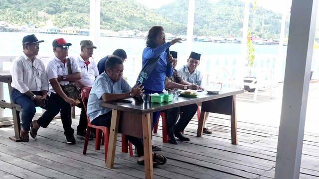 Menteri Kelautan dan Perikanan Susi Pudjiastuti saat berdialog dengan nelayan Pulau Jemaja di Kepulauan Anambas. Foto: Wiji Nurhayat/kumparan