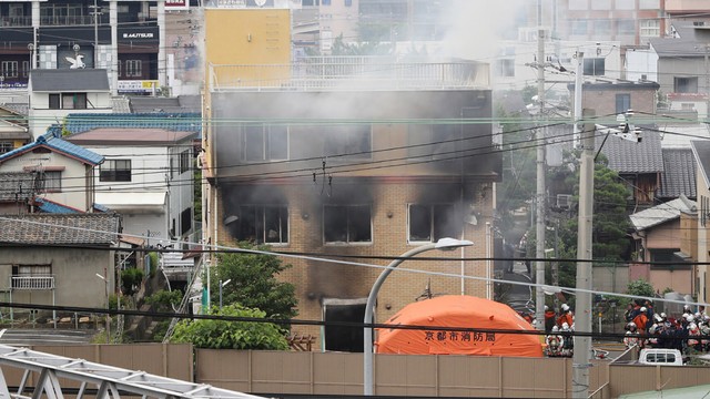 Studio animasi di Kyoto, Jepang dibakar orang tak dikenal, Kamis (18/7). Foto: AFP?JIJI Press