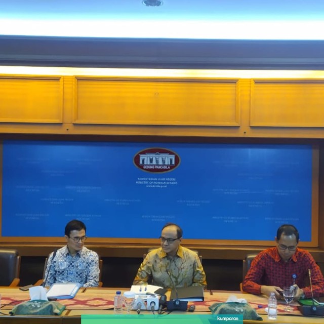 Media briefing oleh Jubir Kemlu Faizasyah (kedua dari kanan), di Ruang Palapa Kemlu, Jakarta Pusat. Foto: Maulana Ramadhan/kumparan