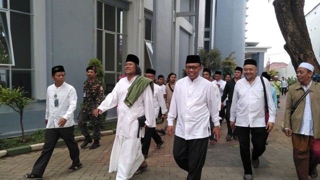 Da'i kondang asal Yogyakarta KH Achmad Muwafik (dua dari kiri) dan Rektor Unisma Prof Dr Masykuri Bakri M.Si (tiga dari kanan) di area kampus Unisma.(foto: Rezza Do'a Lathanza/Tugu Malang).