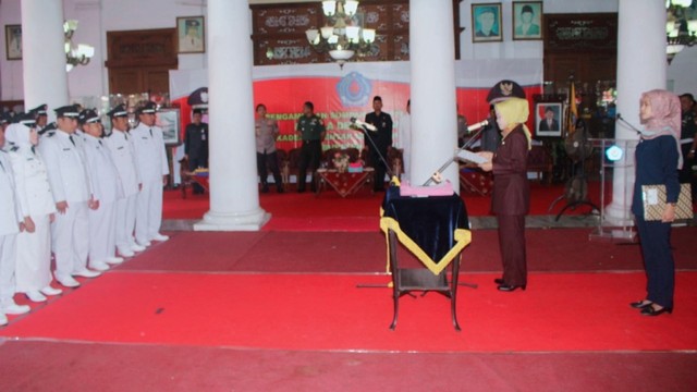 Bupati Brebes, Idza Priyanti saat mengambil sumpah dan melantik kades terpilih di Pendopo Bupati, Kamis (18/7).
