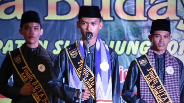 Fajar Rela Menginap di Masjid Demi Kuliah di Universitas Negeri Padang (141775)
