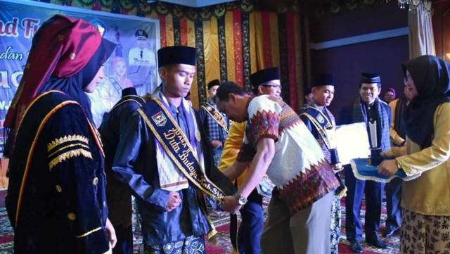 Fajar Rela Menginap di Masjid Demi Kuliah di Universitas Negeri Padang (141777)