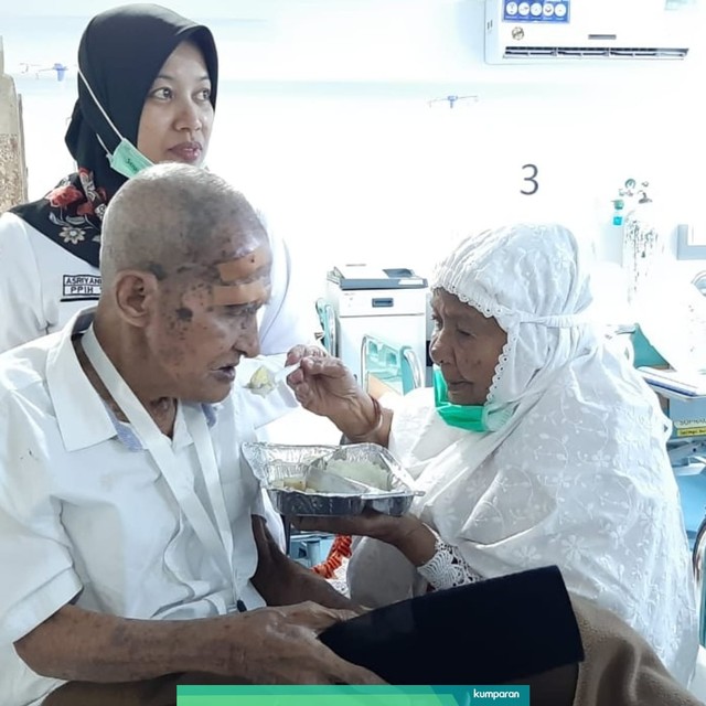 Mahmud (kiri), jemaah haji Indonesia mendapat perawatan di Klinik Kesehatan Haji Indonesia (KKHI) Madinah. Foto: Darmawan/Media Center Haji