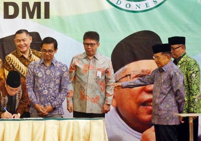 Direktur Utama BNI Syariah, Abdullah Firman Wibowo (dua dari kiri) dalam acara nota kesepahaman atau Memorandum of Understanding (MoU) BNI Syariah dengan Dewan Masjid Indonesia. Penandatangan nota kesepahaman ini dilakukan di Hotel Grand Sahid Jaya, Sudirman, Jakarta Pusat, Rabu (17/7)