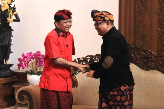 Gubernur Bali Wayan Koster bersama AA Ari Dwipayana (kanalbali/IST)