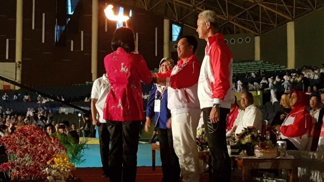 Menteri Pemuda dan Olahraga Imam Nahrawi (kedua kanan) dan Gubernur Jawa Tengah Ganjar Pranowo (kanan) menghadiri Opening Ceremony Asean School Games 2019 di Holy Stadium, Semarang. Foto: Afiati Tsalitsati/kumparan