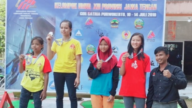 Stefhani (tengah) meraih medali perunggu pada kejuaraan panjat tebing tingkat Jateng di Sport Climbing Kompleks GOR Satria Purwokerto pada 10-14 Juli kemarin.
