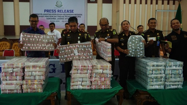 Kejaksaan Tinggi (Kejati) Aceh menunjukkan barang bukti uang saat konferensi pers. Foto: Zuhri Noviandi/kumparan
