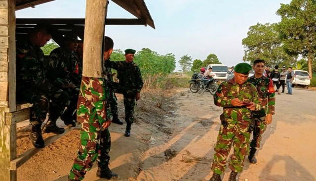 Sejumlah aparat gabungan dari TNI dan Polri bersiaga menjaga perbatasan Sumsel dan Lampung (Dok. istimewa)