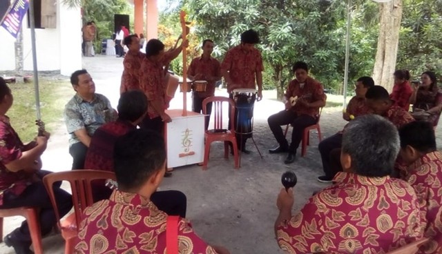 Penampilan Orkes Sengkanaung menggunakan alat musik tradisional yang mereka buat sendiri