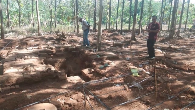 Warga Desa Galuhtimur, Kecamatan Tonjong, Kabupaten Brebes menemukan sebuah puing bangunan yang diduga bagian dari situs candi zaman kerajaan kuno.