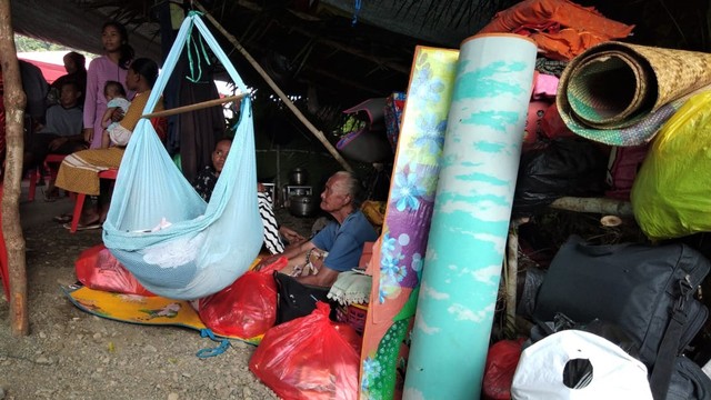 Kondisi masyarakat Desa Balitata di lokasi pengungsian, Jalan Kilo 6. Foto: Safri Noh/cermat