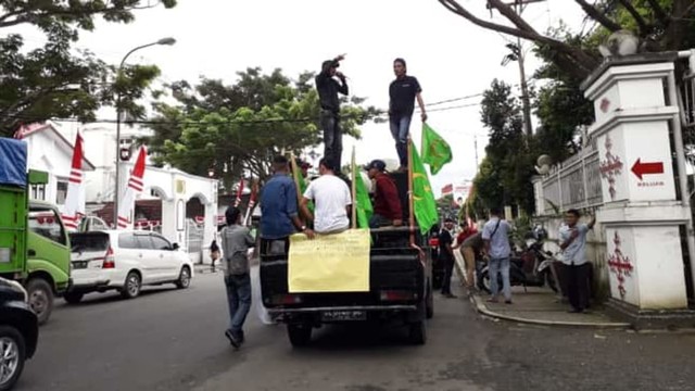 GPII Wilayah Maluku melakukan aksi unjuk rasa di depan gerbang Kantor Gubernur Maluku, Kamis (18/7). (Foto: Ambonnesia)