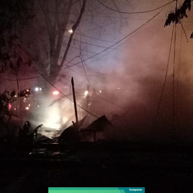 Petugas berusaha memadamkan api yang membakar kios di dekat Lapangan Multi Guna, Bekasi Timur. Foto: Instagram/ @damkarkotabekasi