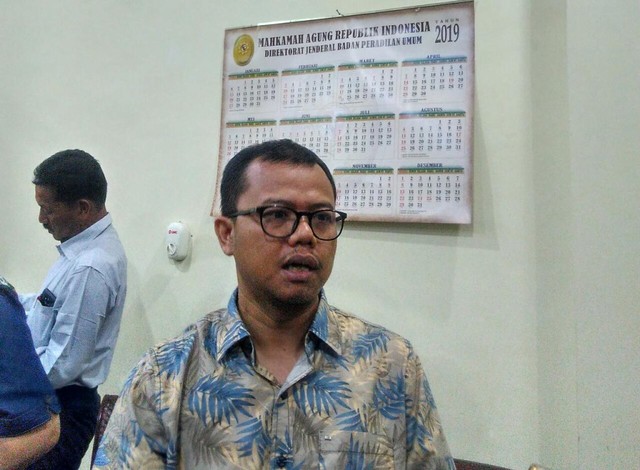 JPU KPK Wawan Yunarwanto menjelaskan kesimpulan kepada awak media mengenai sidang korupsi fee proyek pada Dinas PU Mesuji hari ini, Kamis (18/7) | Foto : Sidik Aryono / Lampung Geh