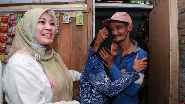 Bupati Pandeglang Irna Narulita (kiri) mengunjungi kediaman guru honorer Nining Suryati. Foto: kumparan