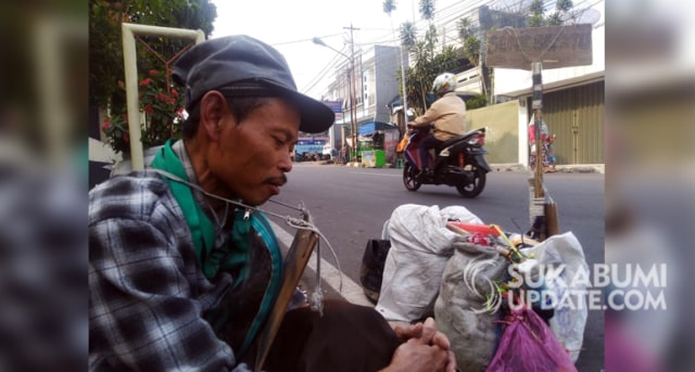 Oda (44 tahun), warga Kampung Karang Tengah, RT 002/009, Kelurahan Karang Tengah, Kecamatan Gunungpuyuh, Kota Sukabumi, yang sudah lebih dari 30 tahun menjadi penyemir sepatu. | Sumber Foto: Oksa BC