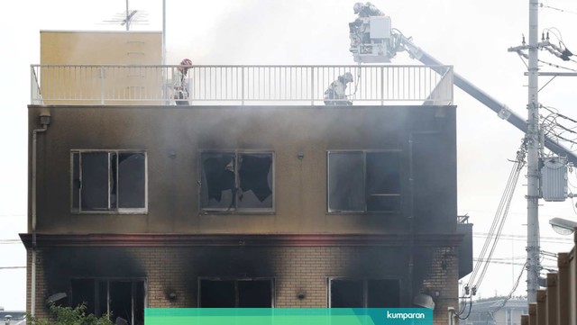 Sejumlah petugas pemadam kebakaran menyelidiki di dalam gedung Animasi Kyoto yang dibakar di Kyoto, Jepang. Foto: AFP/ JAPAN POOL VIA JIJI PRESS