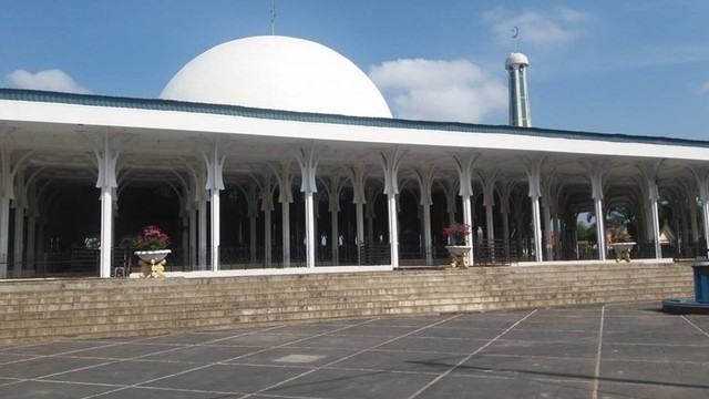 Masjid Agung Al-Falah menjadi objek wisata religi di Jambi. Masjid ini tak memiliki dinding maupun pintu. Meski disebut masjid 'seribu' tiang, namun sebenarnya hanya ada 232 buah tiang di masjid ini. Foto: Ist