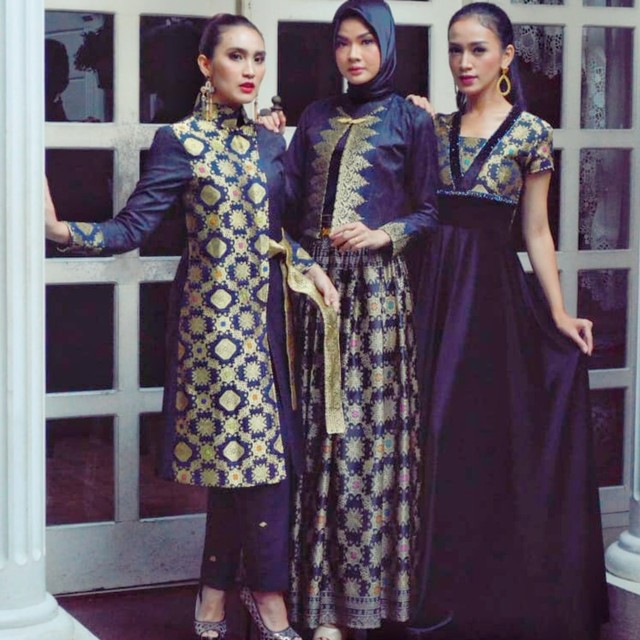 Busana modern dibalut kain songket motif khas Palembang . Foto. Reno/Urban ID
