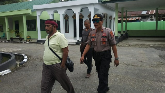 Kedua oknum debt collector diamankan oleh pihak kepolisian, Kamis (18/7). Foto: Wiwid Abid Abadi/kendarinesia.
