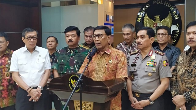 Menkopolhukam Wiranto memberikan keterangan pers terkait perkembangan isu-isu terkini, Jumat (19/7). Foto: Maulana Ramadhan/kumparan