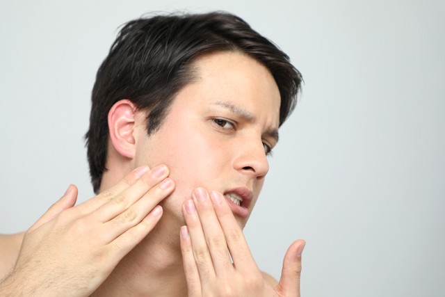 Ilustrasi pria mengecek kulit. Foto: dok.Shutterstock