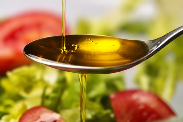 Ilustrasi minyak zaitun atau olive oil Foto: Shutter Stock