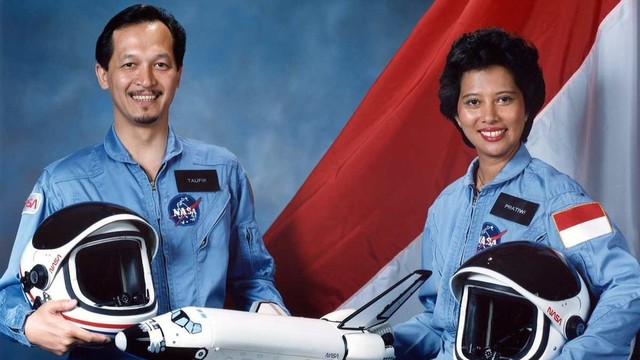 Taufik Akbar dan Pratiwi Sudarmono, astronaut Indonesia. Foto: Twitter/@aisoffice
