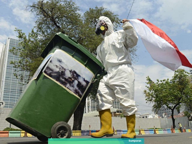 Demonstran melakukan aksi terkait penyelundupan sampah plastik di Depan Kedutaan Besar Amerika Serikat, Jakarta, Jumat (19/7). Foto: Helmi Afandi Abdullah/kumparan