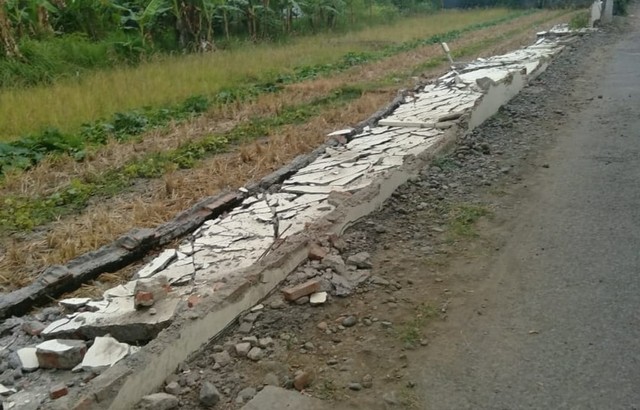 Tembok Perumahan Ndalem Kinasih di Kelurahan Sumur Panggang, Kota Tegal, roboh pada Jumat (19/7). (Foto: Istimewa)