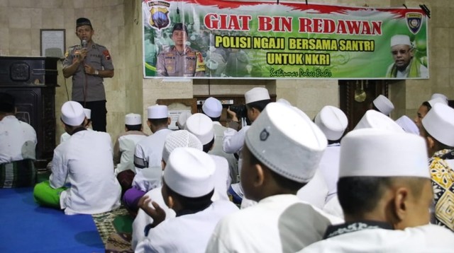 Polres Brebes Jawa Tengah menggelar kegiatan mengaji bersama santri di Pondok Pesantren (Ponpes) Al Hikmah 1 Benda Kecamatan Sirampog, Jumat (19/7/19) pagi.