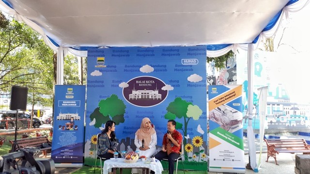 Ketua Forum Bandung Sehat, Siti Muntamah (tengah), dan Kepala Seksi Pemenuhan Hak Anak Dinas Pemberdayaan Perempuan Perlindungan Anak dan Pemberdayaan Masyarakat (DP3APM) Kota Bandung, Iip Saripudin. (Assyifa)