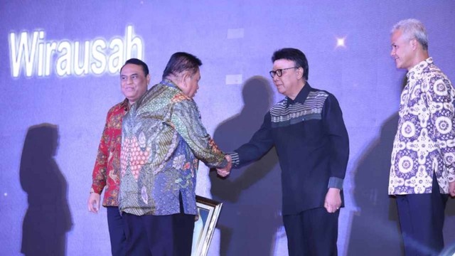 Taspen menerima penghargaan Top 99 Inovasi Pelayanan Publik Tahun 2019 Wirausaha Pintar. Foto: Dok. Taspen